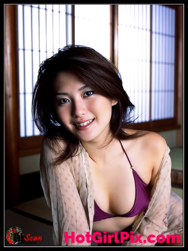 Haruna Yabuki in violet bikini