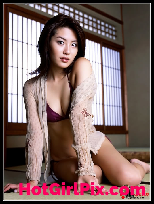 Haruna Yabuki in violet bikini