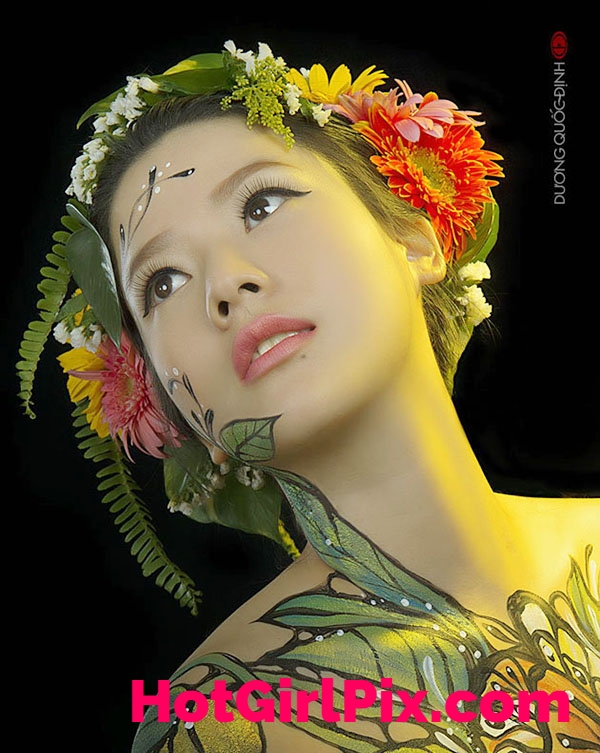 Hani Nguyen super hot with body painting