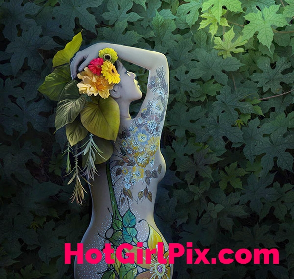 Hani Nguyen super hot with body painting