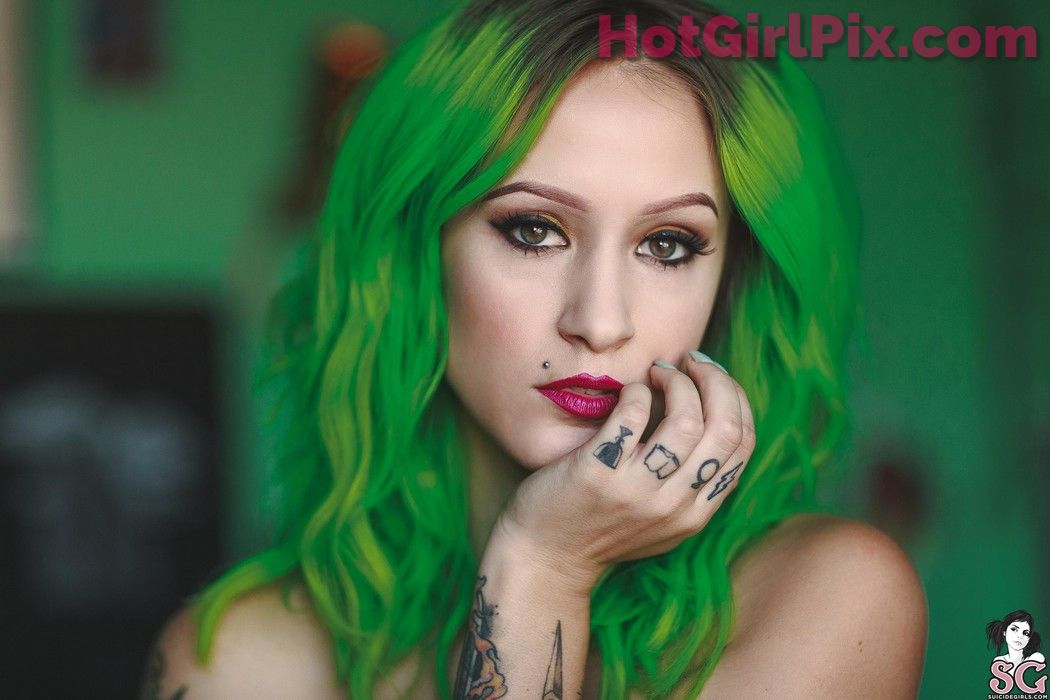 [Suicide Girls] Delacour - The Green Room