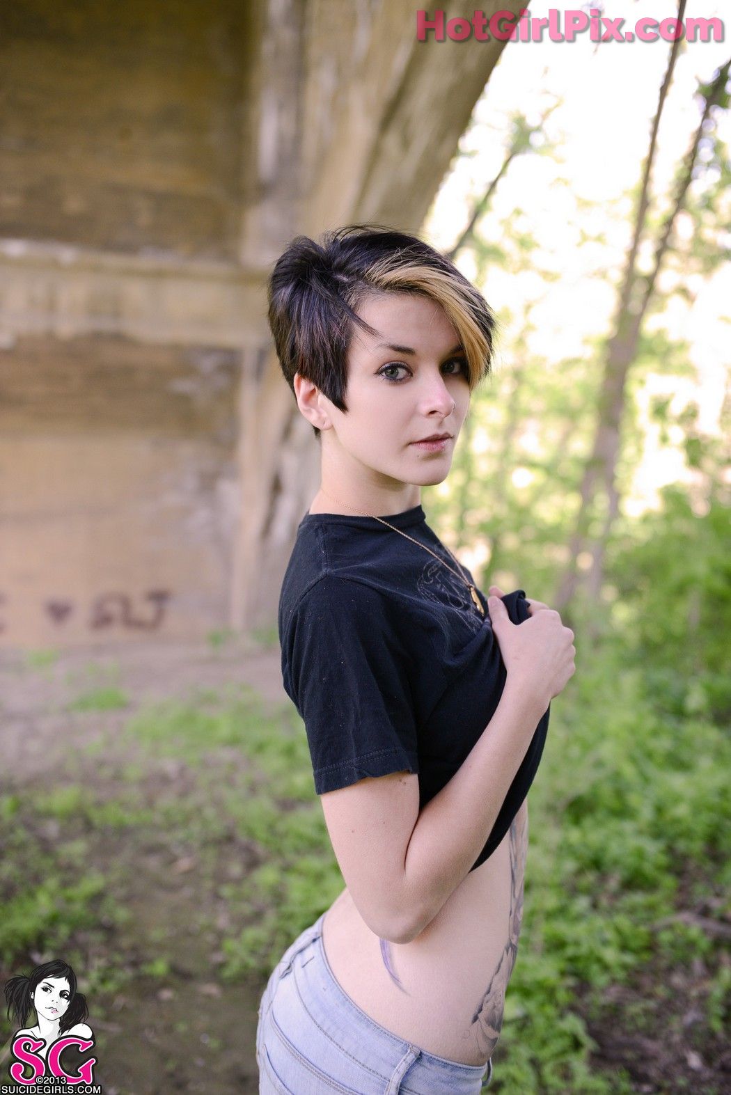 [Suicide Girls] Esscense - Waiting for the Sun