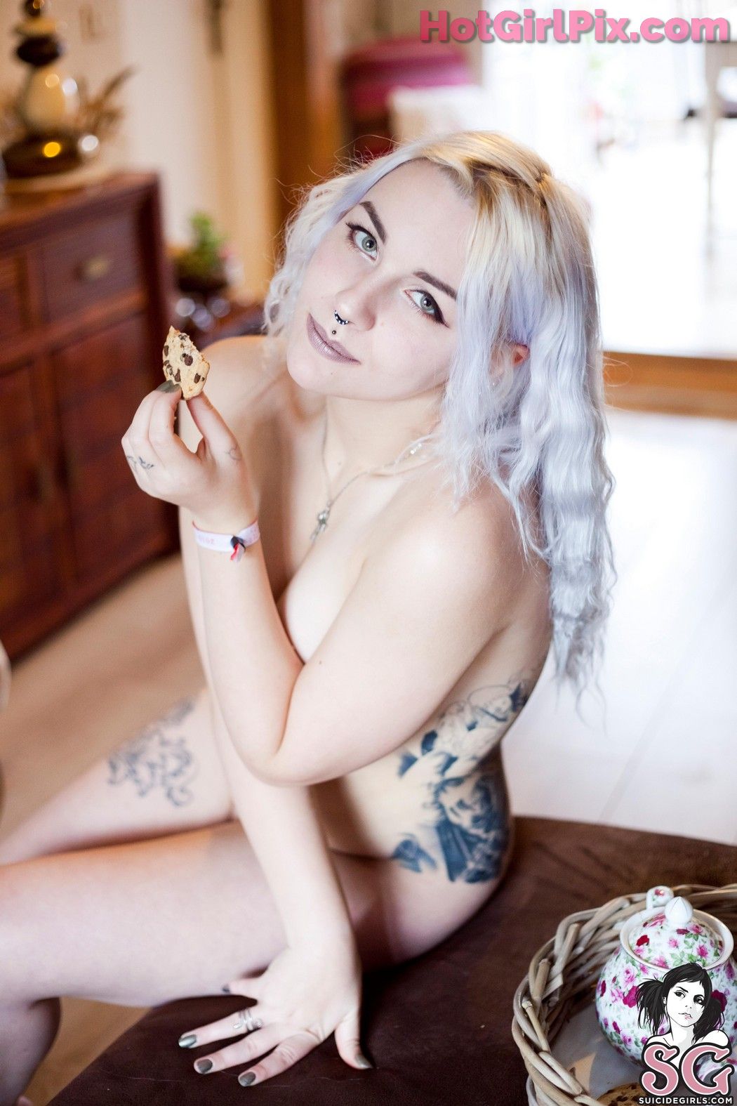 [Suicide Girls] Eveowl - Cookie Thumper