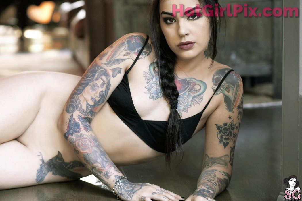 [Suicide Girls] Illusion - Red Wine