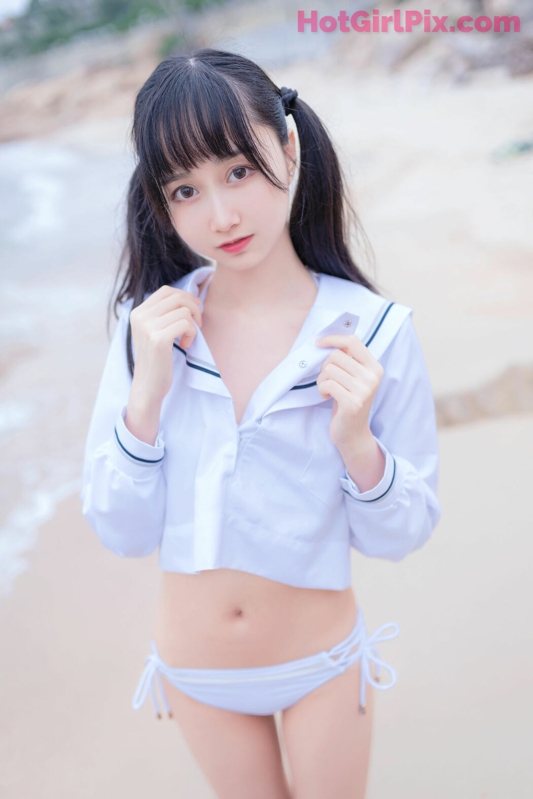 [Beauty Coser] Mu Mianmian OwO "White Bikini by the Sea" Cover Photo