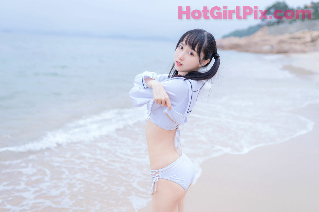 [Beauty Coser] Mu Mianmian OwO "White Bikini by the Sea"