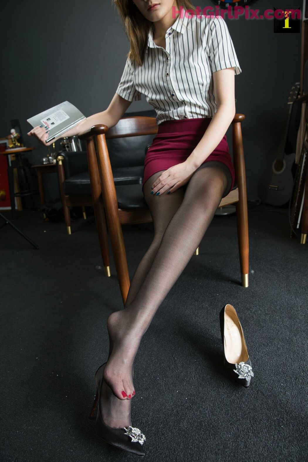 [IESS] Ziwei "Life is like a play, it depends on acting" Beautiful legs in stockings