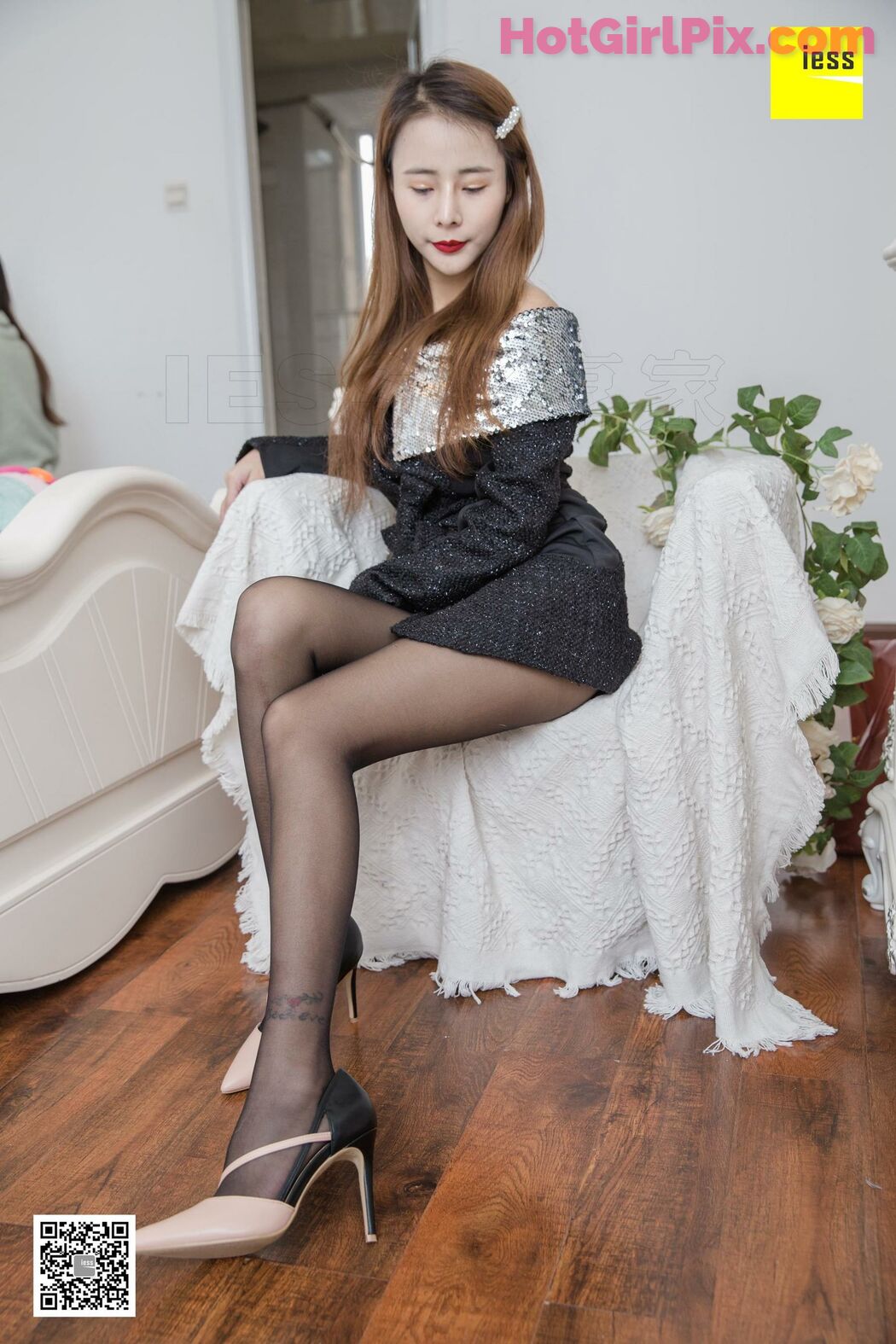 [IESS] Model Xiaohan - "Xiaohan's Pearl Hairpin" black silk high heels