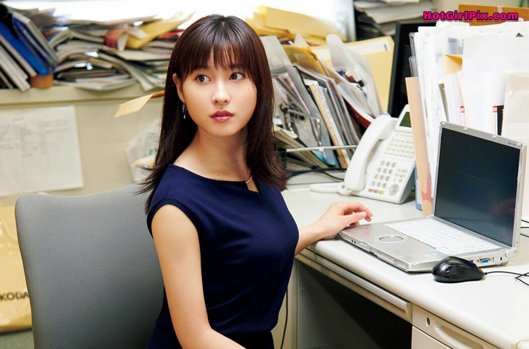 [FRIDAY] Tao Tsuchiya - "Sexy in the office" Photo