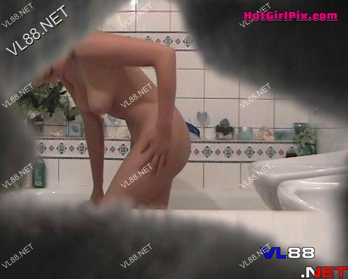 [Sneak Shots] Vol.002 - Girl taking shower