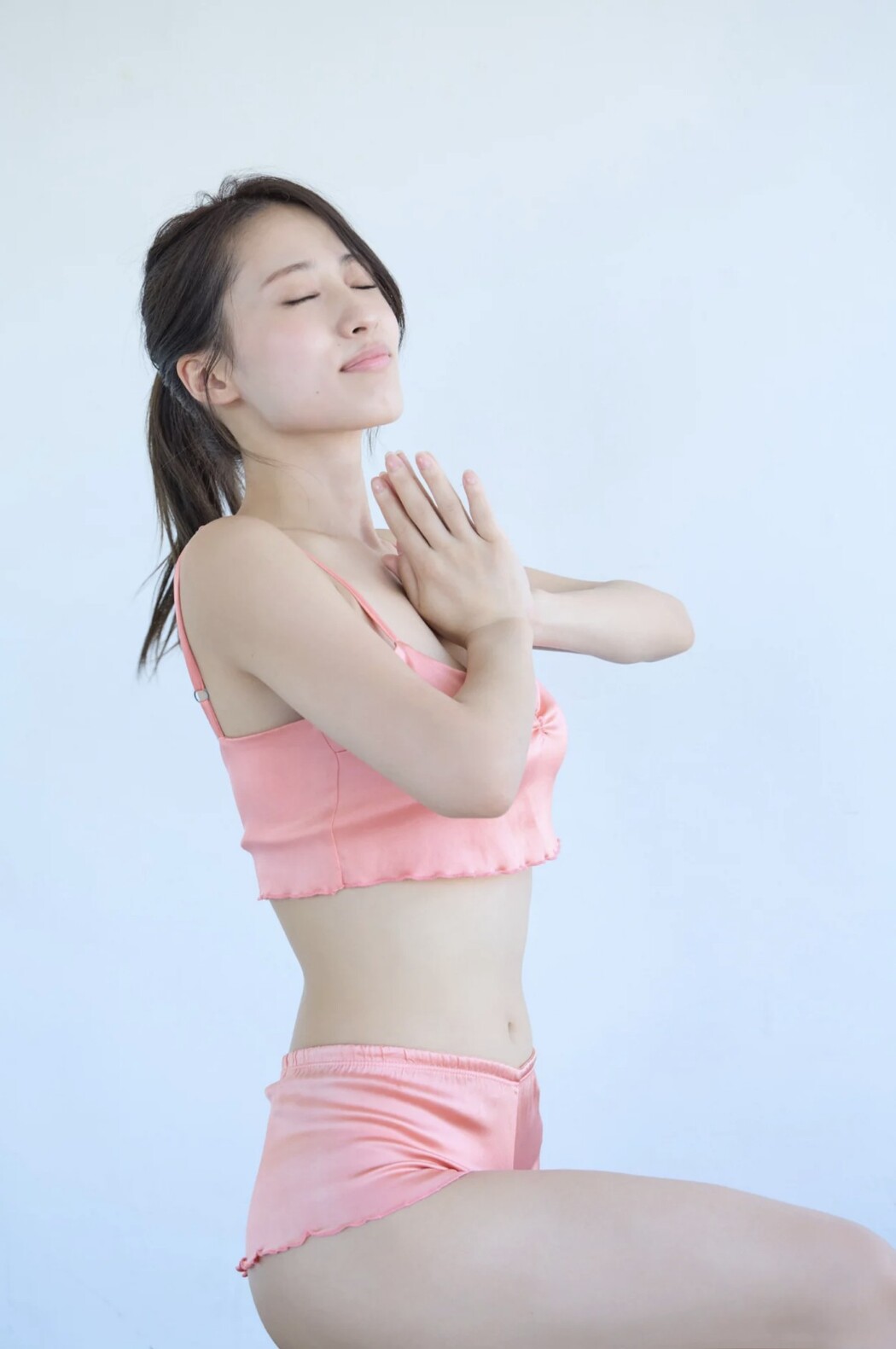 FRIDAY 2022-08-25 Ayano Sumida 澄田綾乃 – Monthly Girl