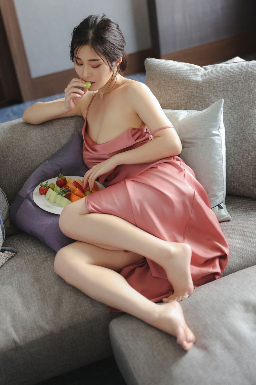 FRIDAY Digital Photobook 2023.02.10 Rin Takahashi 高橋凛 – In A Suite Room With An I-Cup Beauty Vol.2