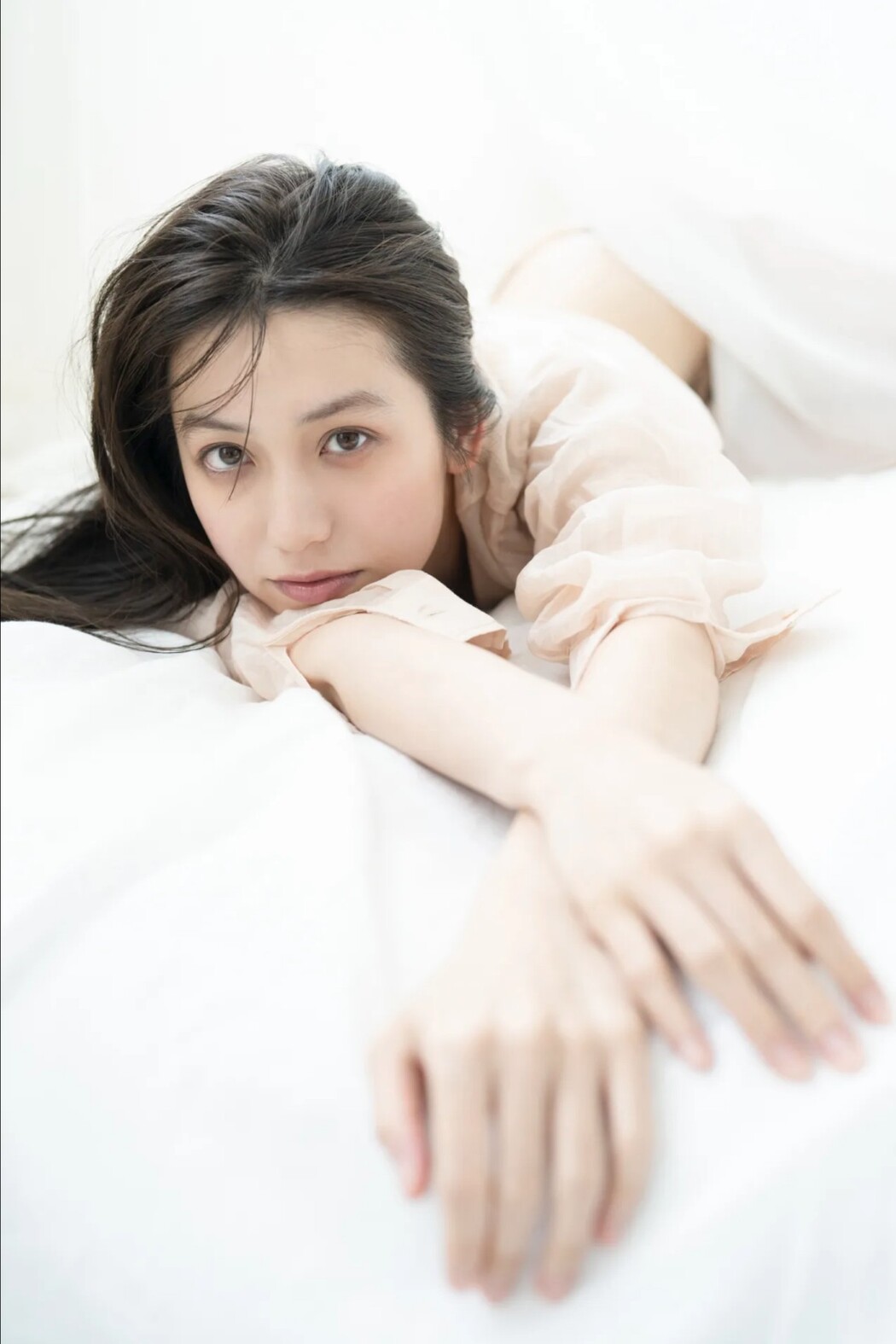 FRIDAYデジタル写真集 Airi Sato 佐藤あいり – Glossy Bare Skin Vol.1