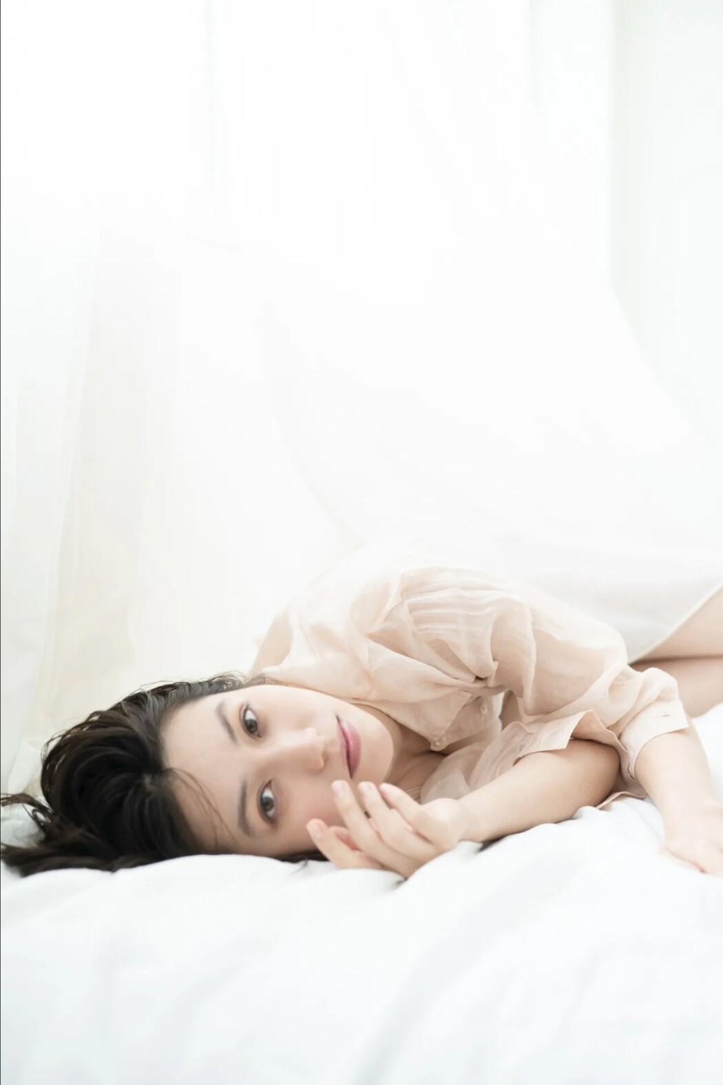 FRIDAYデジタル写真集 Airi Sato 佐藤あいり – Glossy Bare Skin Vol.1