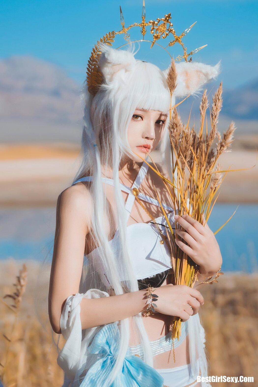 Coser@桜桃喵 Vol.105 明日方舟白金 Cover Photo