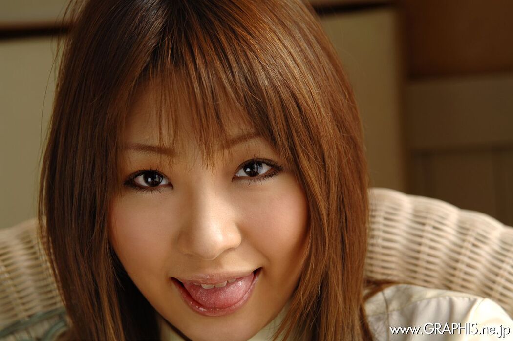 Reon Kosaka Leon Kosaka "Looking for Something" [Graphis] Gals