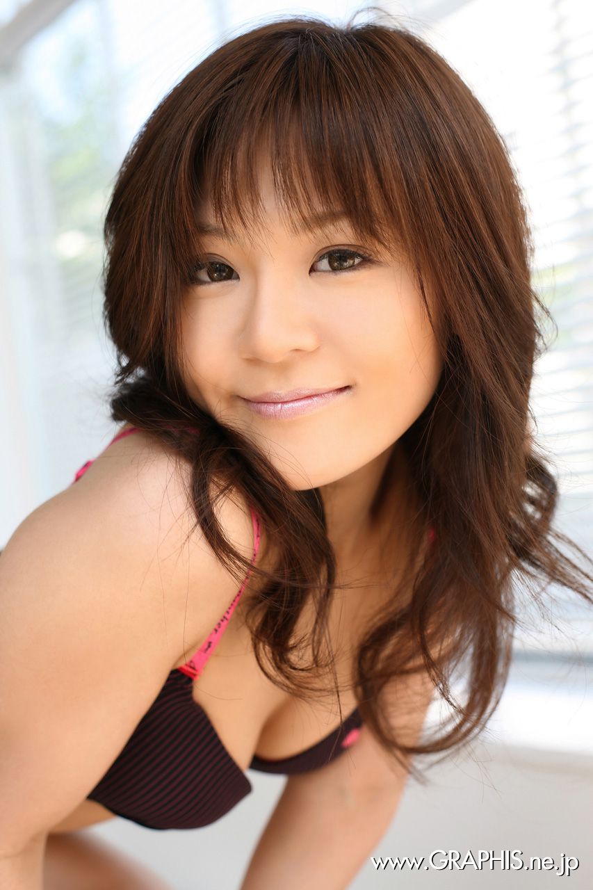 Tomomi Takahara [Graphis] First Gravure 初脱ぎ娘