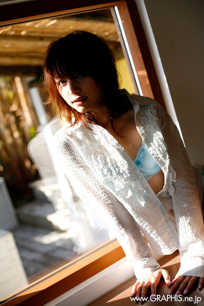 Tina Yuzuki "Source of Light" [Graphis] Gals