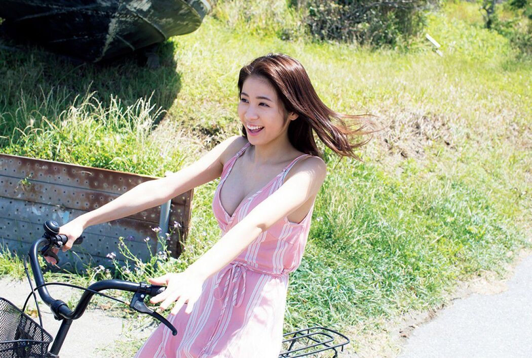 [FRIDAY] Luna Sawakita << "Beauty bust spills!" A little naughty sea camp (with video) >> Photo