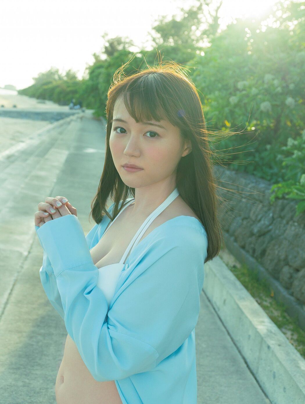[FRIDAY] Yuka Ozaki "The voice actor of the main character of the anime" Kemono Friends "is now in a white bikini" Photo