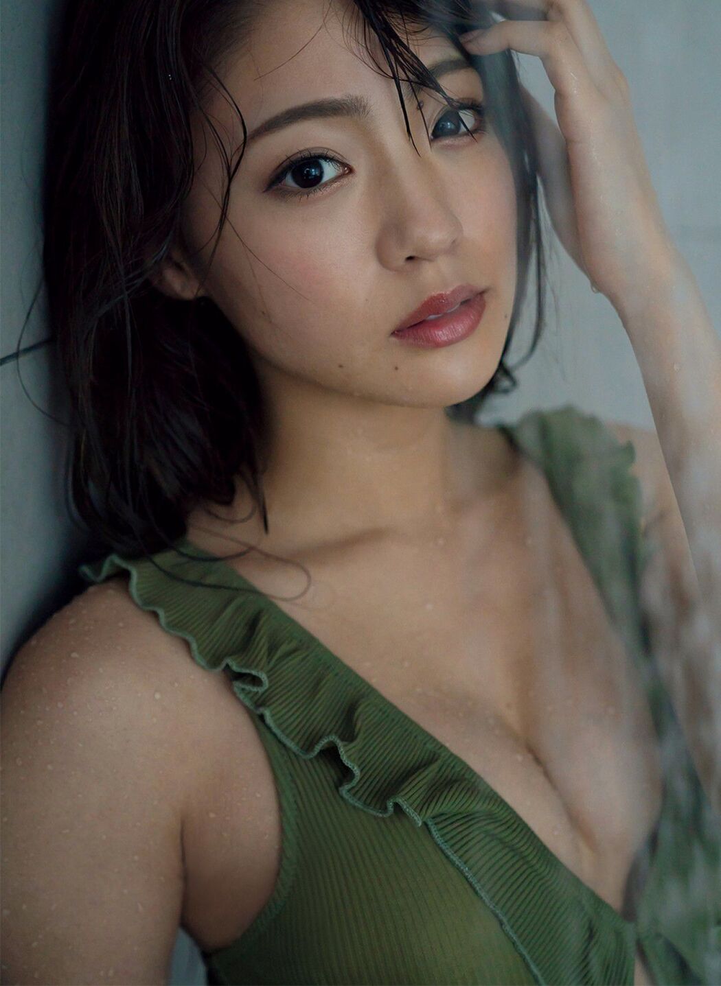 [FRIDAY] Tomomi Shida "Dream みるアドレセンス ビキニで Charm せた "The Strongest Beautiful Feet" photo