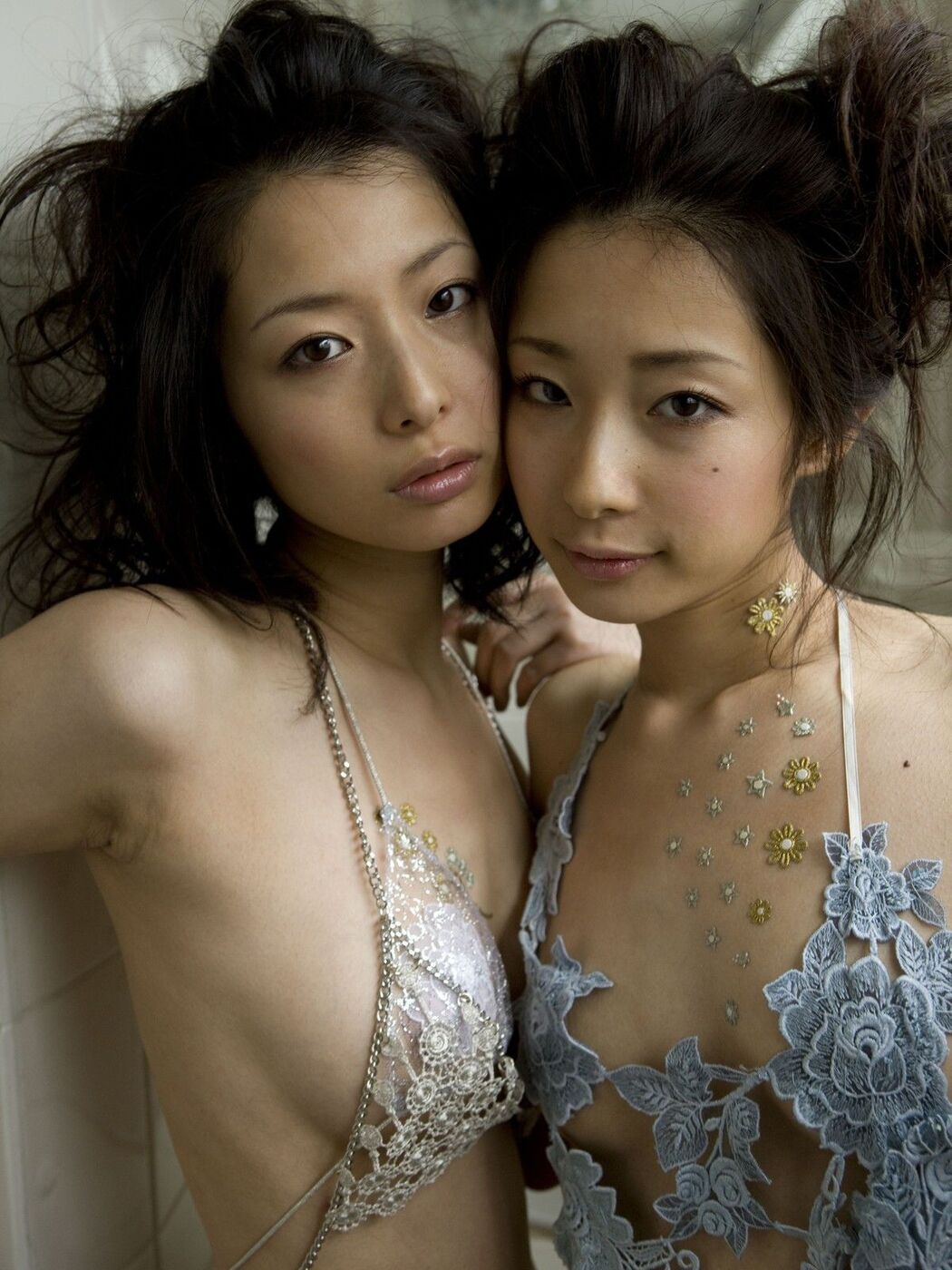 [Sabra.net] The twin sisters of care ドルの