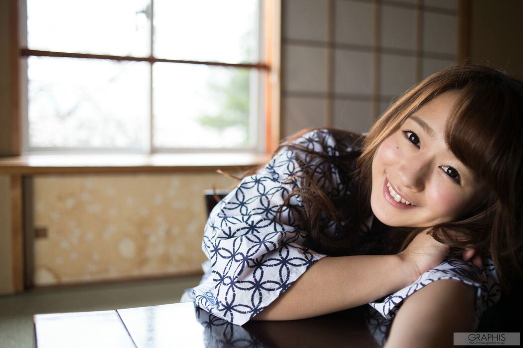 Shiraishi Molina "Short Trip" [Graphis] Gals