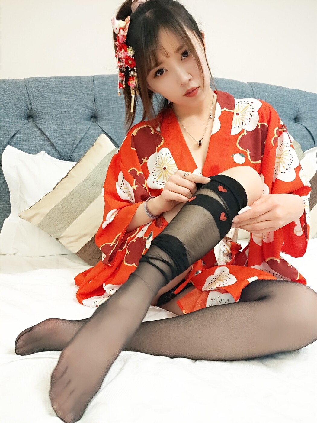 Coser@小女巫露娜 Vol.002 和服桃心黑色长筒袜