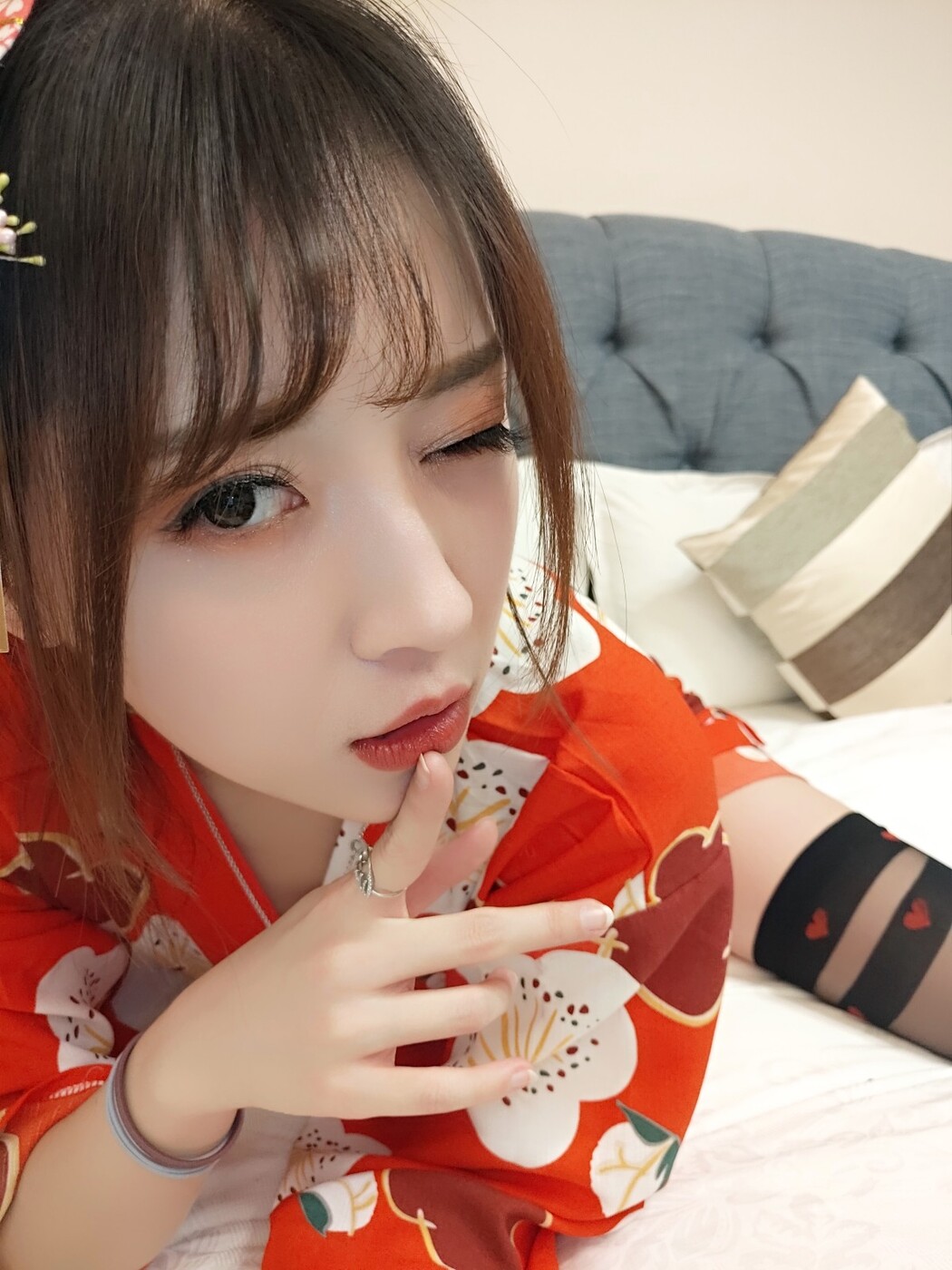 Coser@小女巫露娜 Vol.002 和服桃心黑色长筒袜