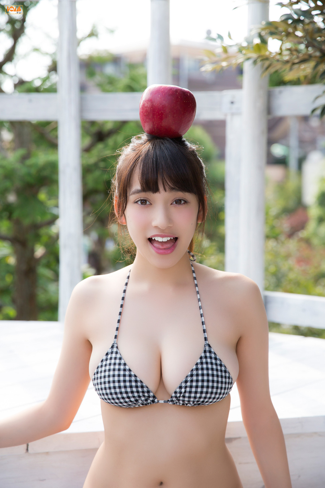 Sayaka Tomaru "Manmaru Nana no Ko" [Bomb.TV] December 2015 issue