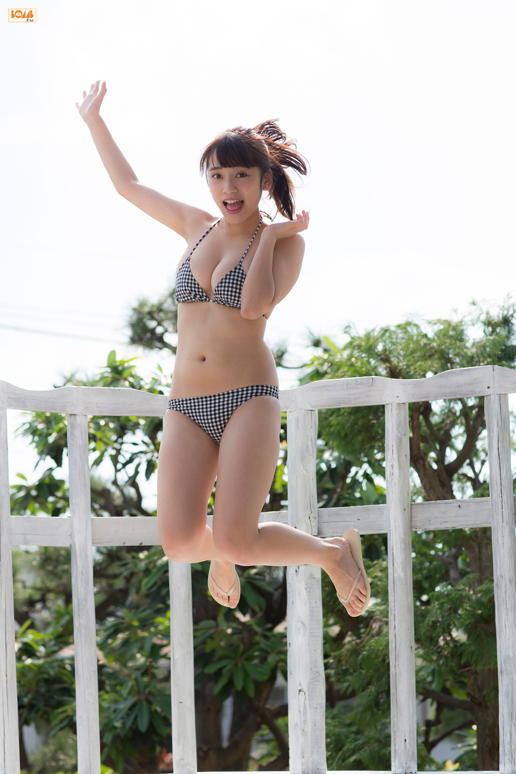Sayaka Tomaru "Manmaru Nana no Ko" [Bomb.TV] December 2015 issue
