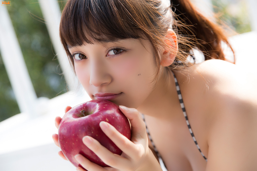 Sayaka Tomaru "Manmaru Nana no Ko" [Bomb.TV] December 2015 issue