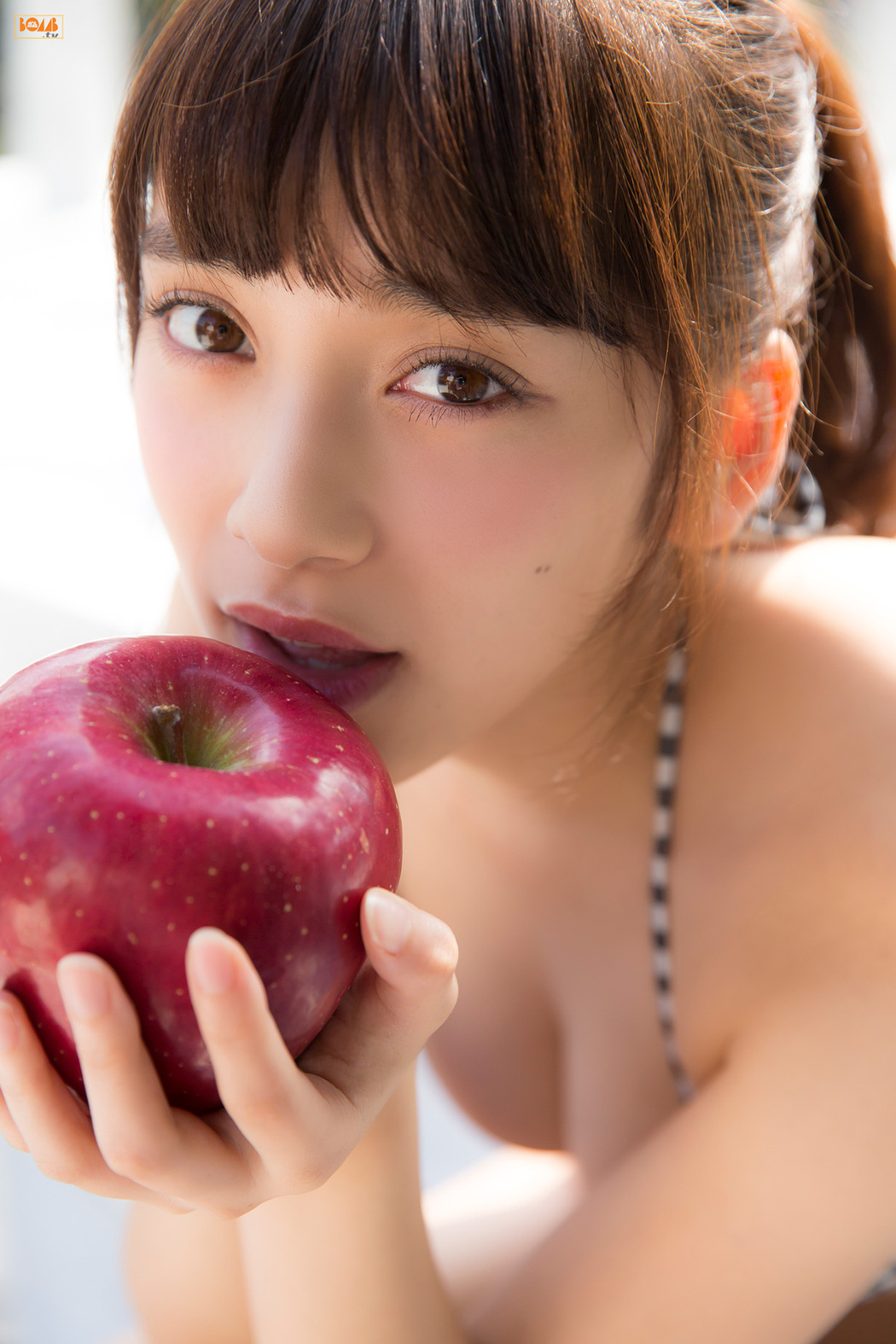 Sayaka Tomaru "Manmaru Nana no Ko" [Bomb.TV] December 2015 issue