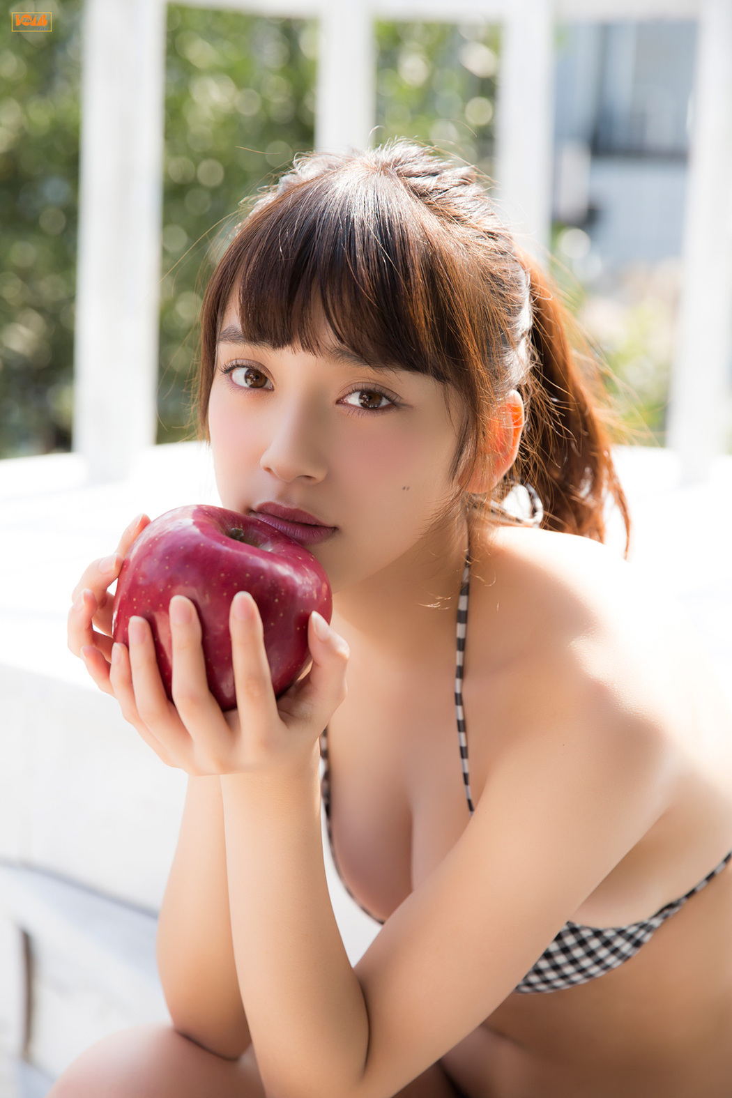Sayaka Tomaru "Manmaru Nana no Ko" [Bomb.TV] December 2015 issue