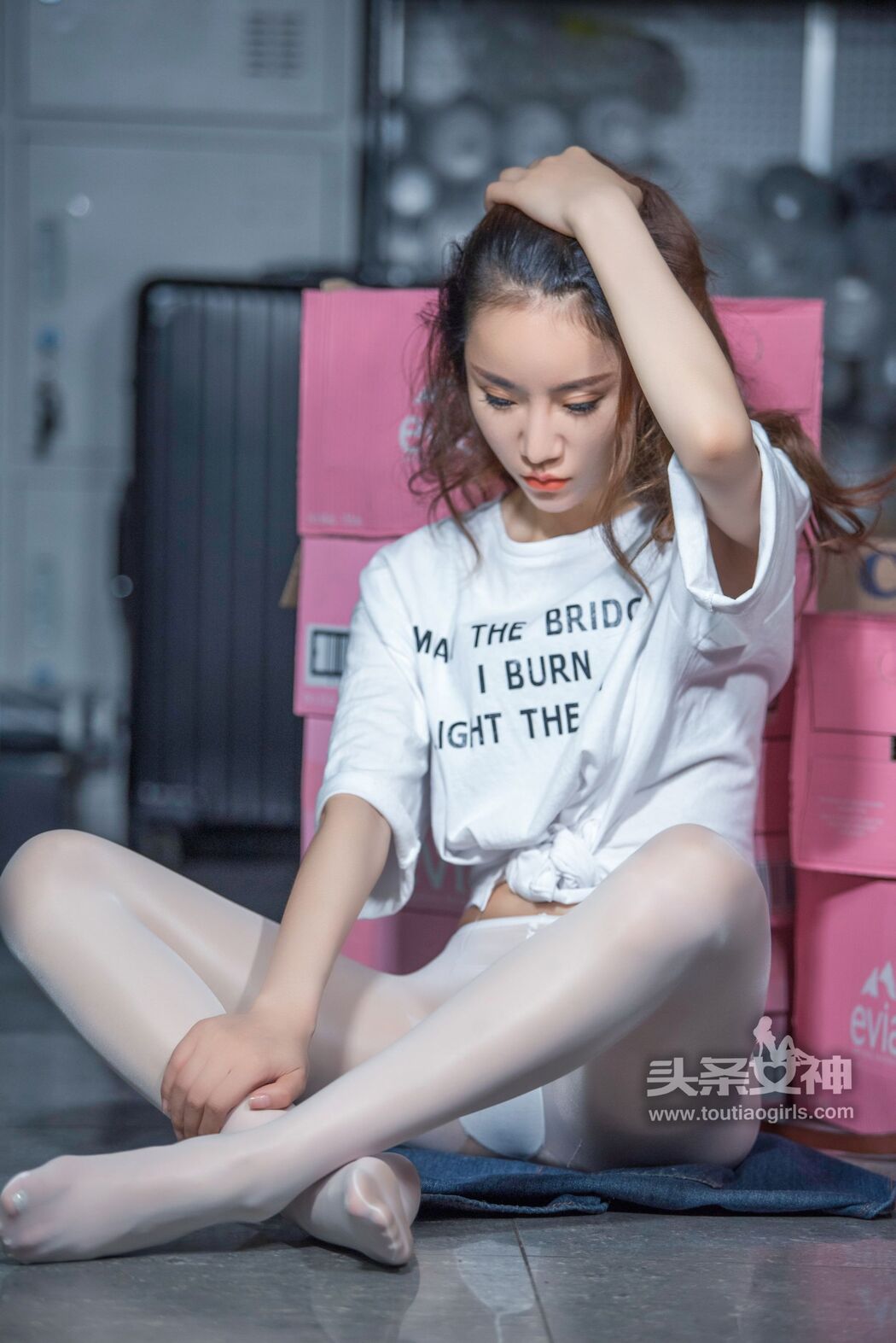 Fan Annie "Vacuum White Stockings" [Headline Goddess]