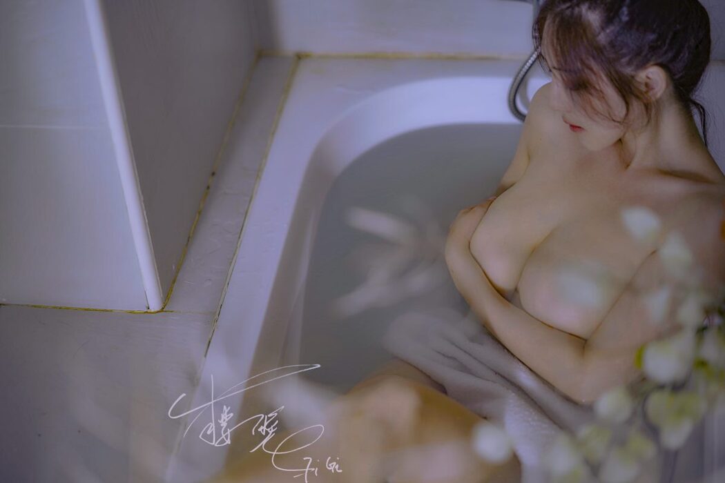 Coser@樱晚gigi Vol.005 粉丝群收费写真05 清衣.池