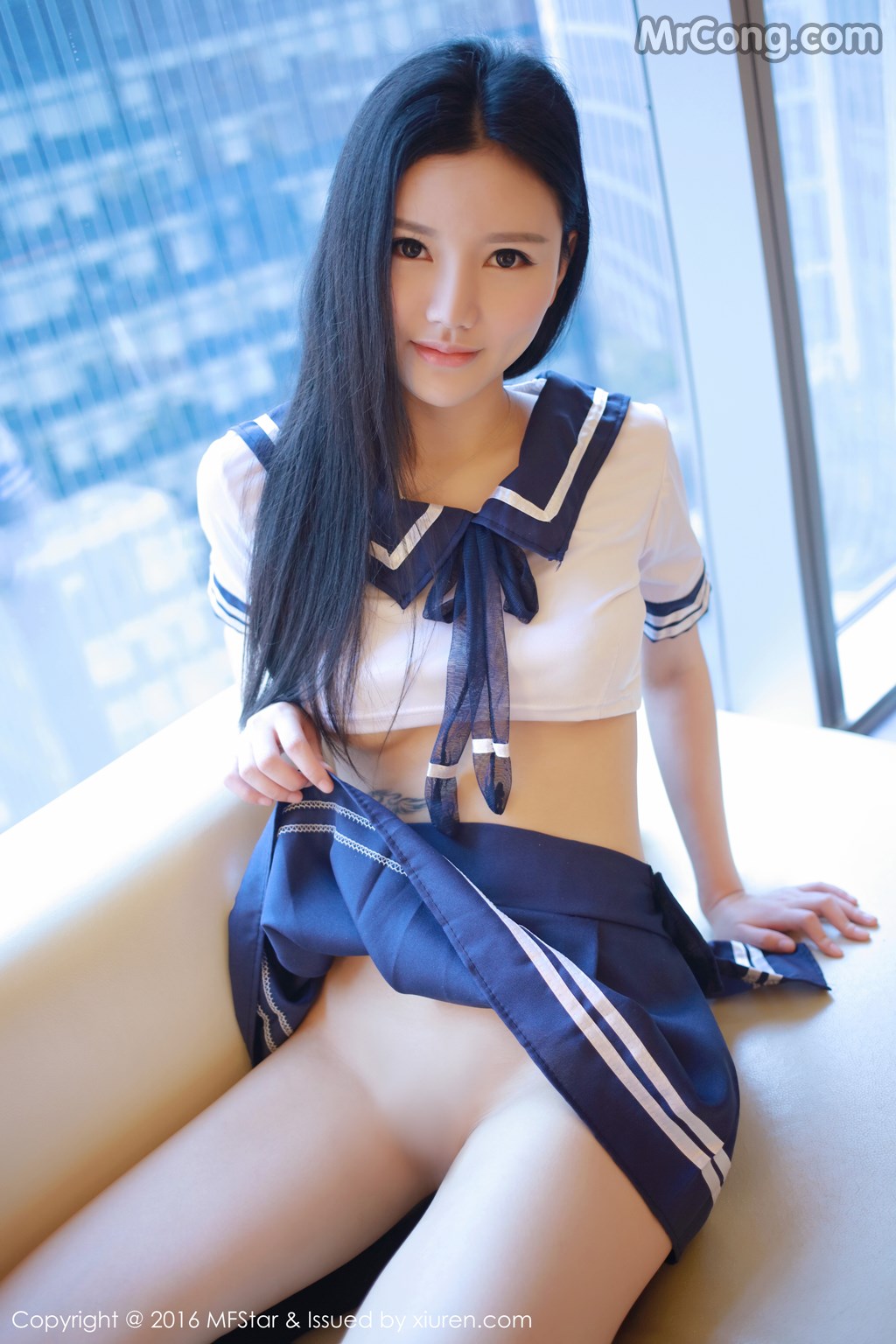[MFStar] Vol.081: 姗姗就打奥特曼 (51 images)