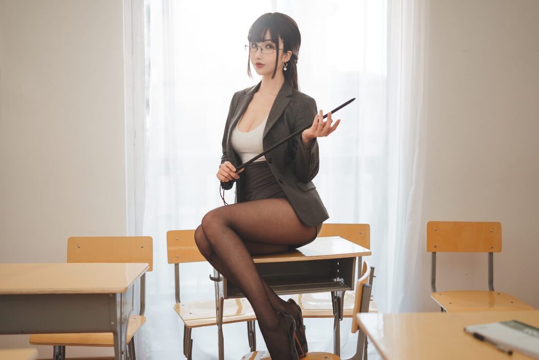 Coser@rioko凉凉子 Vol.081 年上の韵 奇怪的老师