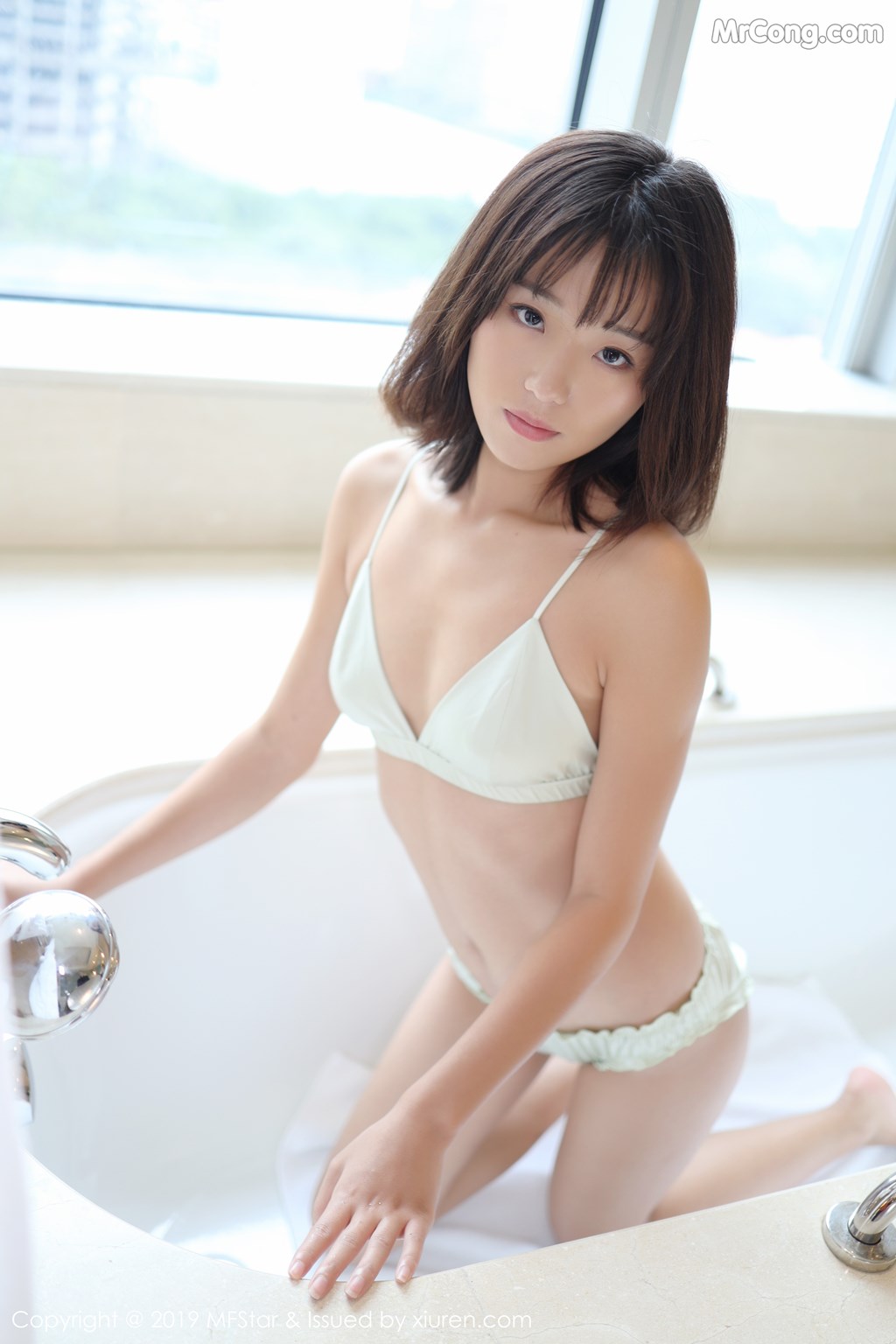 [MFStar] Vol.229: Baileys 香儿 (37 images)