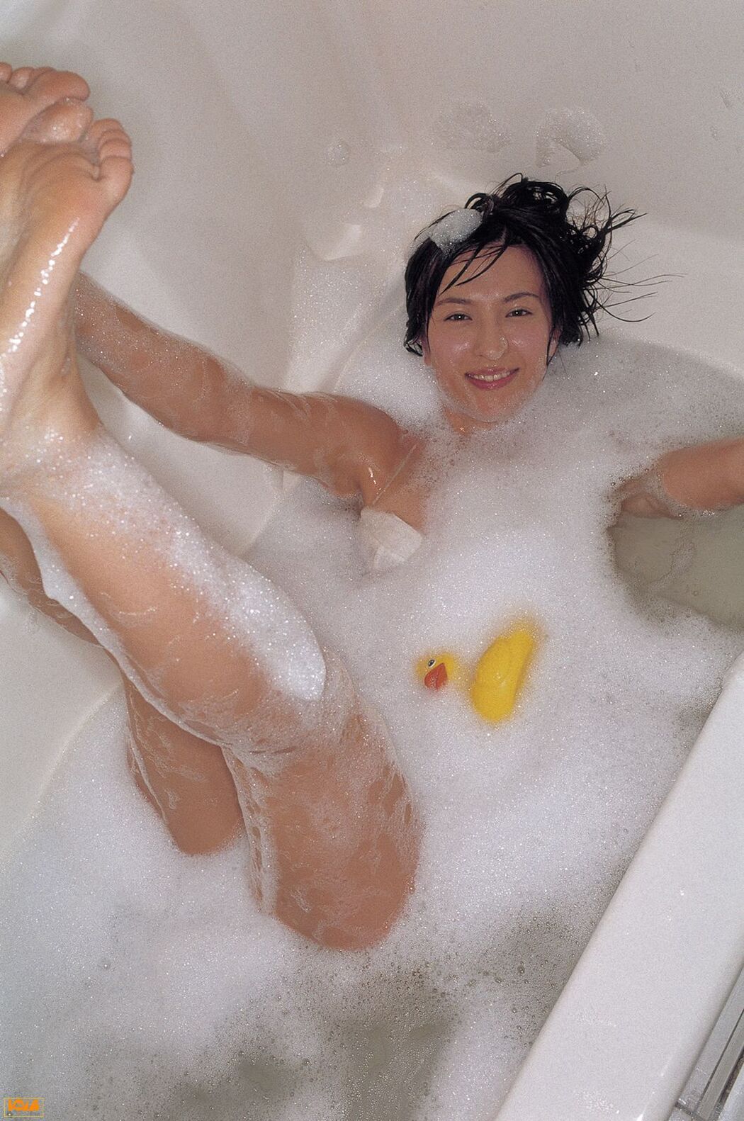 [Bomb.TV] December 2004 Kasumi Nakane 仲根かすみ/中根霞 Cover Photo