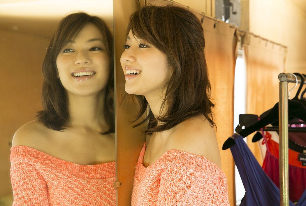 Rina Uchiyama "Smiley No Element" [Image.tv]
