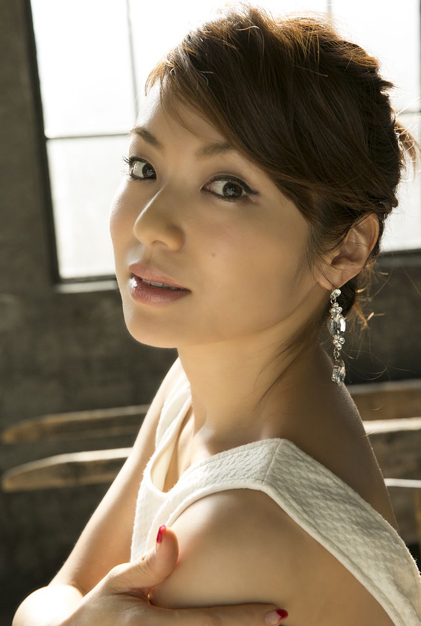 Rina Uchiyama "Smiley No Element" [Image.tv]