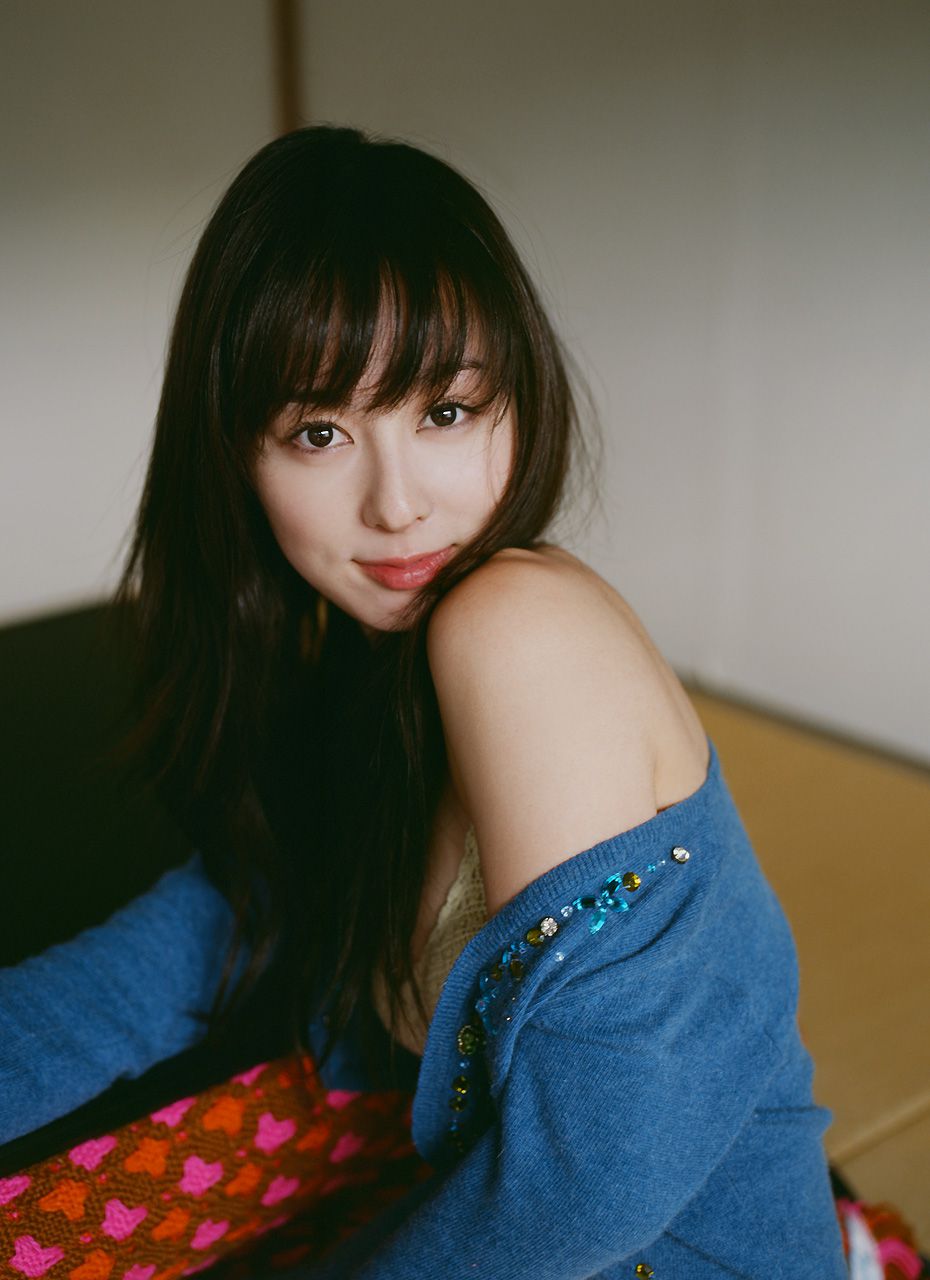 Rina Akiyama "Waiting for me" [Image.tv]