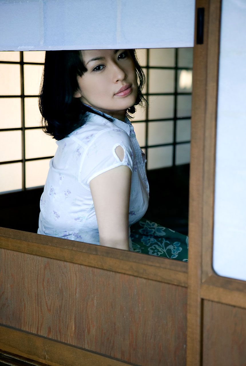 Sawa Suzuki "Back Brush" [Image.tv]