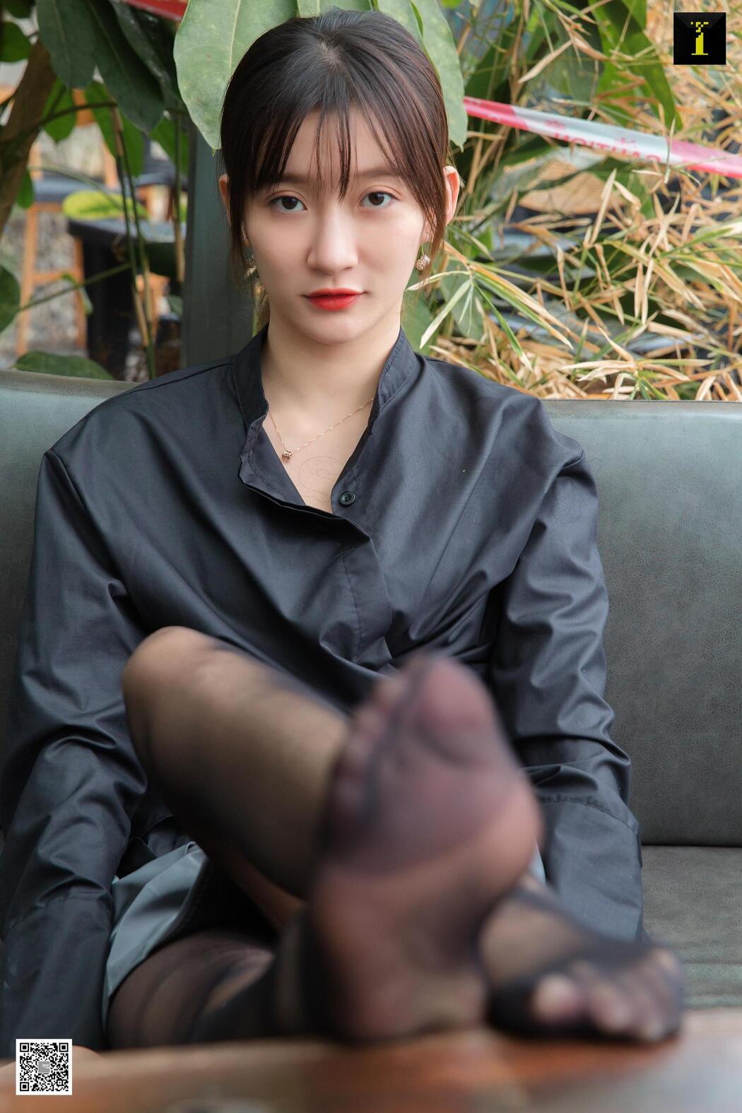 Qiuqiu "Autumn Boots and Black Silk" [异思趣向IESS] Beautiful Legs in Stockings