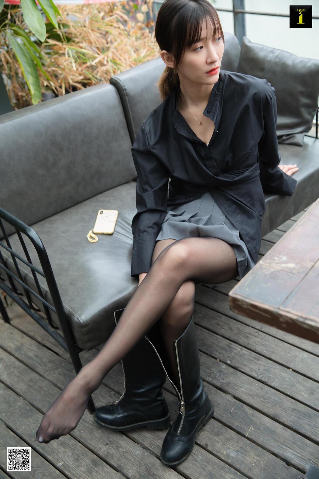 Qiuqiu "Autumn Boots and Black Silk" [异思趣向IESS] Beautiful Legs in Stockings