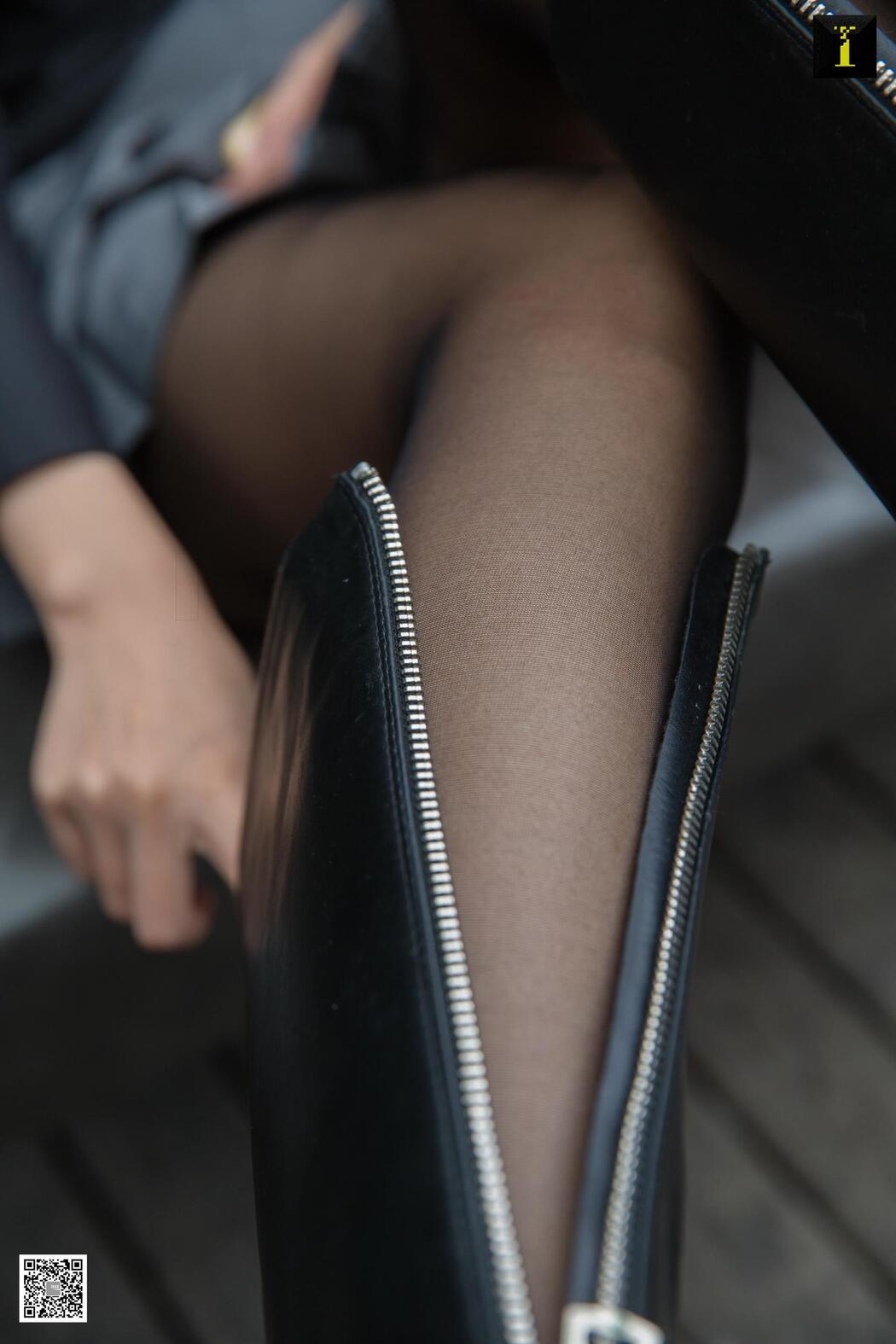 Qiuqiu "Autumn Boots and Black Silk" [异思趣向IESS] Beautiful Legs in Stockings