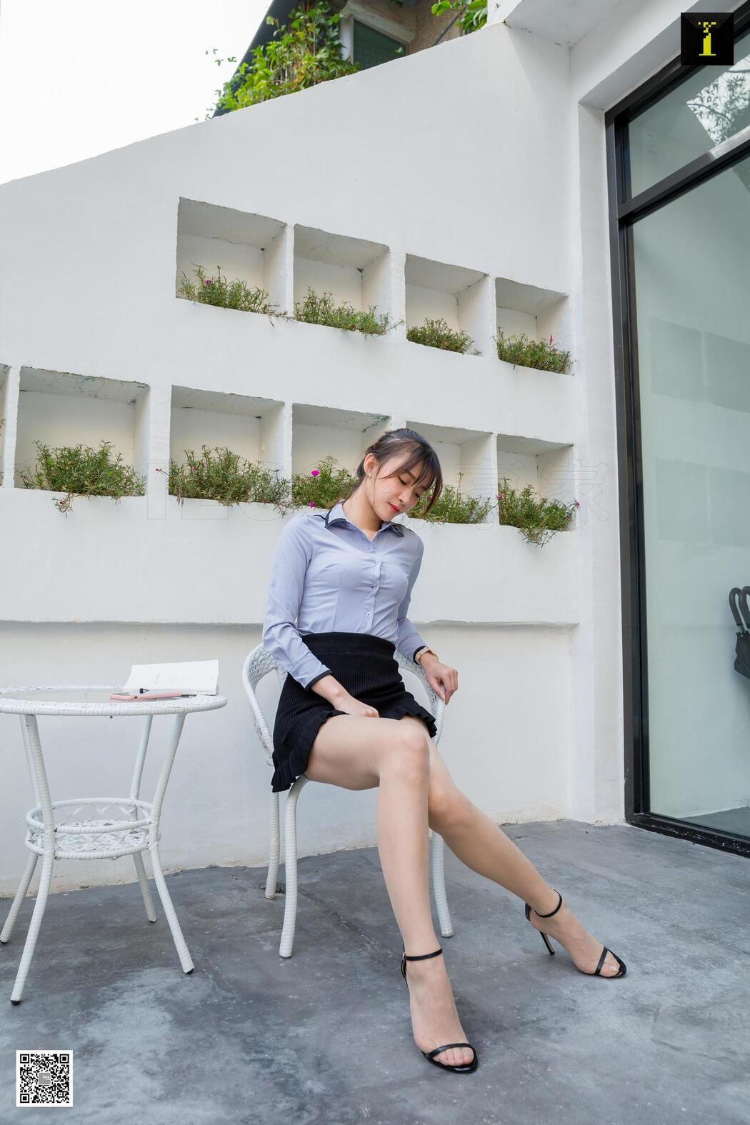 Model Qiuqiu "White-collar Yard Enjoying the Cool" [Iss to IESS]