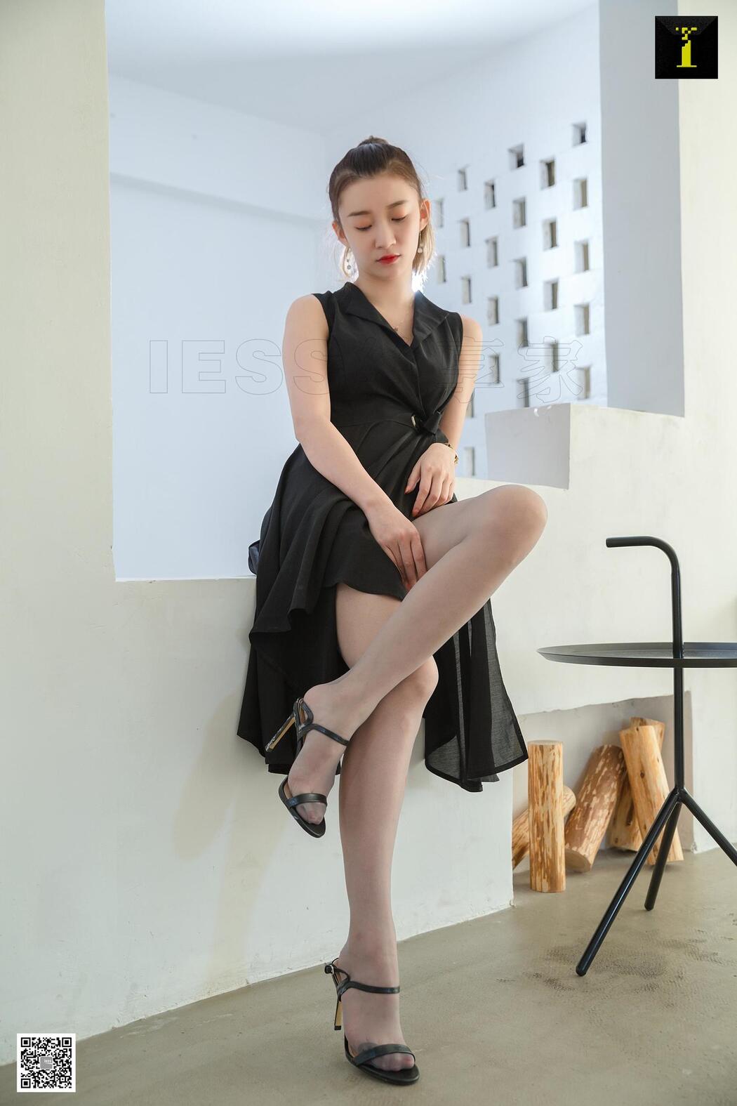 Model Qiuqiu "Lip Marks on Autumn and Autumn Socks" [IESS Weird and Interesting] Beautiful legs and silk feet