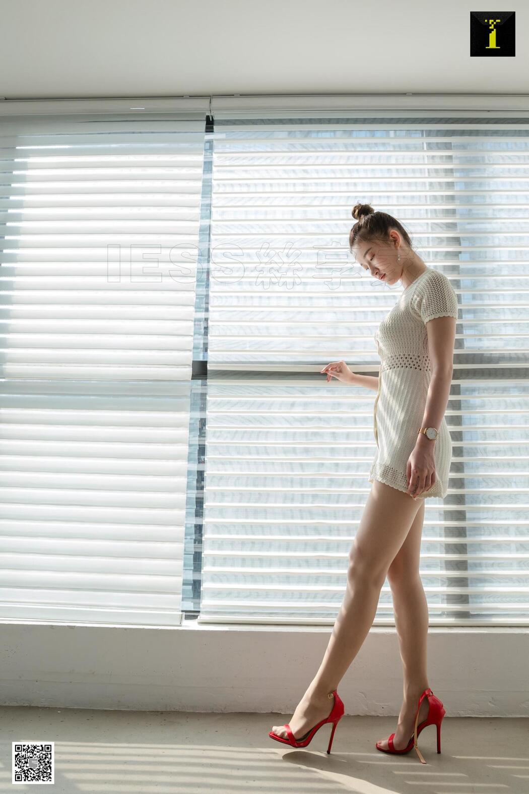 Qiuqiu "Quiet Autumn and Autumn in White" [IESS One Thousand and One Nights] Beautiful legs in stockings
